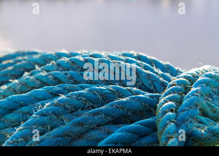 Blu, consunte funi in nylon incandescente con la luce del sole Foto Stock