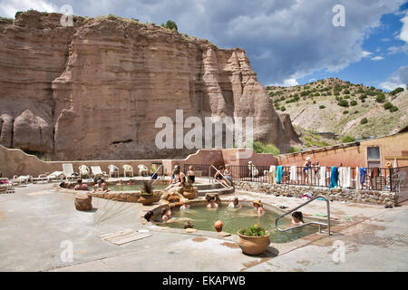 L'arsenico e il pool di ferro è solo uno degli unici bagni minerali al Ojo Caliente sorgenti minerali Resort e Spa. Foto Stock