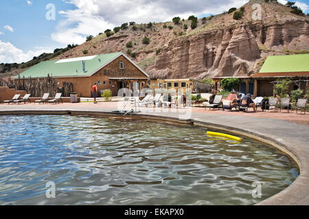 L'arsenico e il pool di ferro è solo uno degli unici bagni minerali al Ojo Caliente sorgenti minerali Resort e Spa. Foto Stock