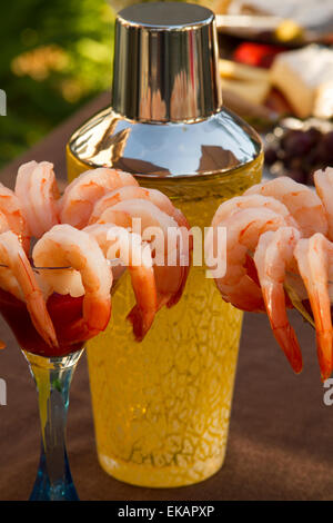 Cocktail di gamberetti in bicchieri da martini cocktail con agitatore in background Foto Stock