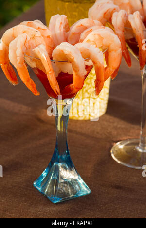 Cocktail di gamberetti in bicchieri da martini cocktail con agitatore in background Foto Stock