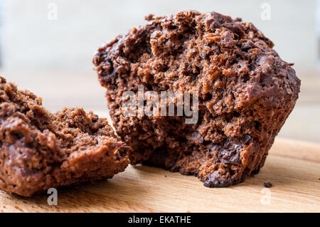 Muffin fatti in casa pezzo marrone è ripartito su un tavolo closeup Foto Stock