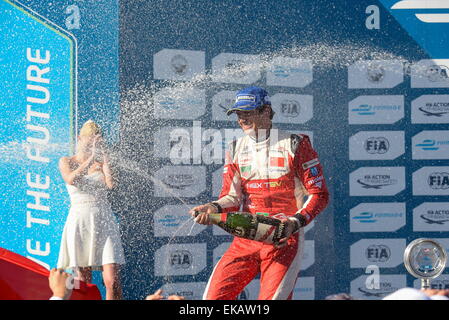 Long Beach, California, Stati Uniti d'America. 3 apr, 2015. NELSON PIQUET JUNIOR celebra la sua vittoria al campionato FIA di Formula e gara di Long Beach, CA © Stan Sholik/ZUMA filo/ZUMAPRESS.com/Alamy Live News Foto Stock