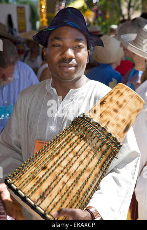 Akeem Ayanniai dalla Nigeria, visualizza il suo tamburi al Santa Fe International Folk Art Market svoltasi nel mese di luglio a Santa Fe Foto Stock