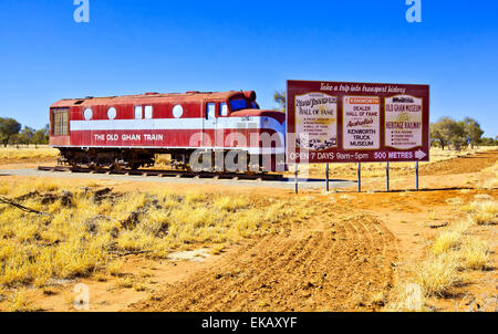 Storico di Ghan locomotiva a motore diesel appena fuori di Alice Springs Australia centrale di Territorio del Nord Foto Stock