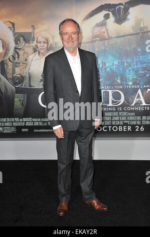 LOS ANGELES, CA - 24 ottobre 2012: Jim Broadbent presso il Los Angeles premiere del suo nuovo film 'Cloud Atlas' a Grauman's Chinese Theater di Hollywood. Foto Stock