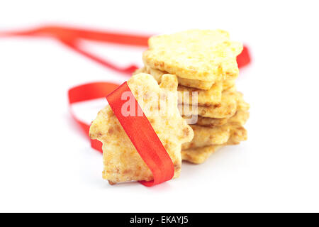 I cookie nella forma di una casa con un nastro rosso isolato su bianco Foto Stock