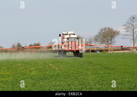 Trattore colture di irrorazione irrorazione delle colture trattori campi campo agriturismo fattorie agricole agricoltura agricoltore agli agricoltori di pesticidi di antiparassitari in Foto Stock