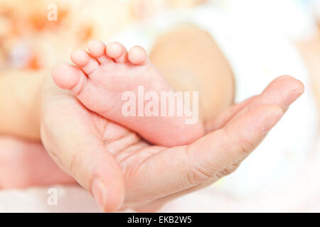 Piedi del neonato in madri di mani Foto Stock