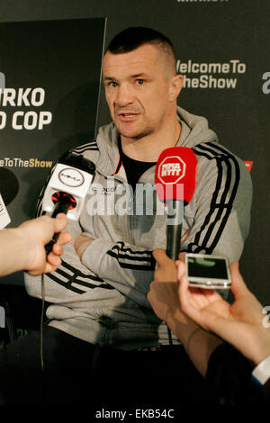 Cracovia in Polonia. 08 apr, 2015. Mirko Cro Cop risponde alle domande durante un colloquio presso una media del giorno avanti di UFC Fight Night: GONZAGA VS. CRO COP 2 a TAURON Arena durante UFC Fight Night: GONZAGA VS. CRO COP 2 a TAURON Arena Credito: Dan Cooke/Alamy Live News Foto Stock