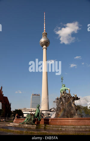 Fontana di Nettuno e la Fernsehturm Torre della TV di Berlino, Germania, Europa Foto Stock