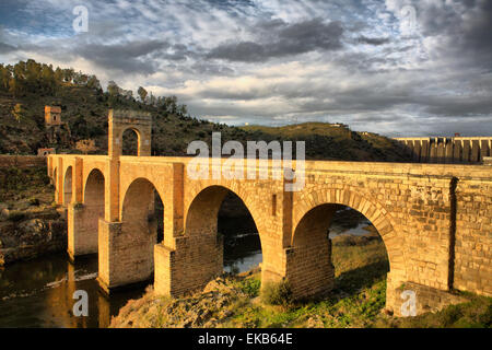 Ponte romano di Alcantara. Date da de II secolo A.C. Era molto importante nel corso della storia come un punto di partenza strategico per attraversare th Foto Stock