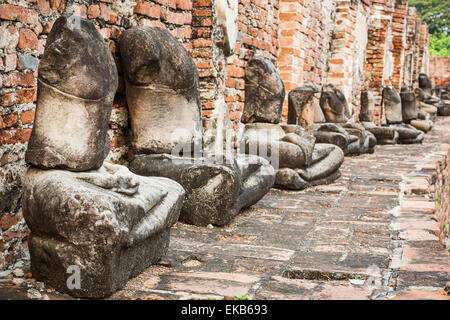 Headless statue di Buddha in Wat Mahatat. Al parco storico di Ayutthaya. Foto Stock