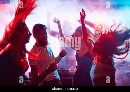 Gruppo di energici amici Ballare in discoteca Foto Stock