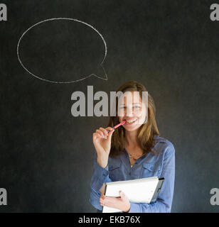 Donna con chalk discorso bolla parlare parlare Foto Stock