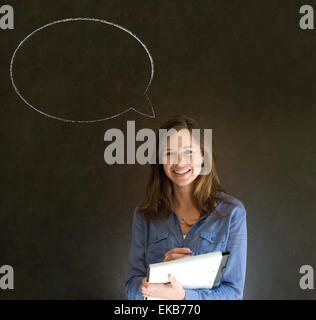 Donna con chalk discorso bolla parlare parlare Foto Stock