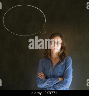 Donna con chalk discorso bolla parlare parlare Foto Stock