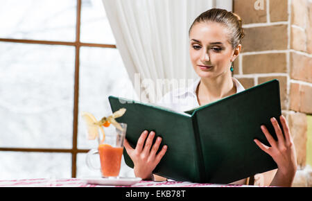 Ritratto di una bella signora al ristorante Foto Stock