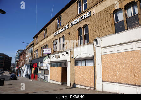 Rotherham Yorkshire Regno Unito Aprile 2015 - Svuotare intavolato e chiusi i negozi a Westgate Center nel centro della città Foto Stock