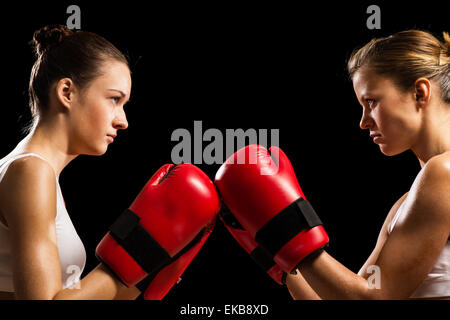 Il confronto tra le due donne pugili Foto Stock