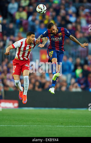 Dani Alves (FC Barcelona) duelli per la sfera contro Edgar Mendez (UD Almeria), durante la Liga partita di calcio tra FC Barcelona e UD Almeria, allo stadio Camp Nou a Barcellona, Spagna, mercoledì 8 aprile 2015. Foto: S.Lau Foto Stock