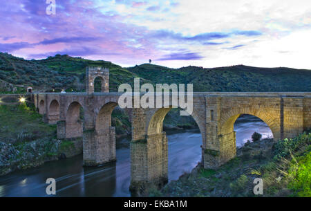 Ponte romano di Alcantara. Date da de II secolo A.C. Era molto importante nel corso della storia come un punto di partenza strategico per attraversare th Foto Stock