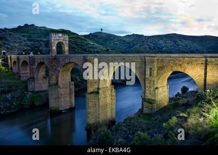 Ponte romano di Alcantara. Date da de II secolo A.C. Era molto importante nel corso della storia come un punto di partenza strategico per attraversare th Foto Stock