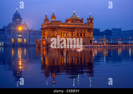 Il Tempio d'oro o Harmandir Sahib nella città di Amritsar nella regione del Punjab dell India Nordovest. Foto Stock