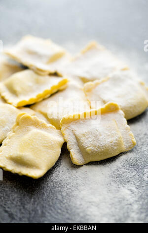 Ravioli di pasta sul tavolo da cucina Foto Stock