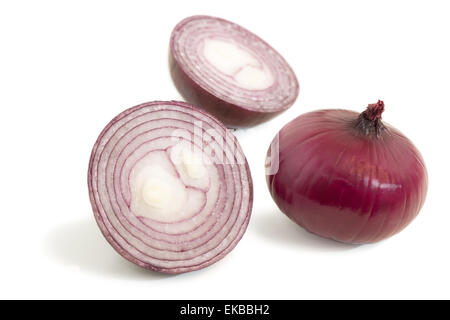 Primo piano di una metà e un intero cipolle rosse isolato su sfondo bianco Foto Stock
