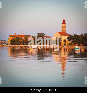 Cattedrale di San Lorenzo illuminata di sunrise, Stari Grad (Città Vecchia), Trogir, Dalmazia, Croazia, Europa Foto Stock