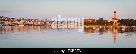 Cattedrale di San Lorenzo illuminata di sunrise, Stari Grad (Città Vecchia), Trogir, Dalmazia, Croazia, Europa Foto Stock