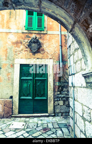 Costruzione di dettaglio, Stari Grad (Città Vecchia), la Baia di Kotor, Sito Patrimonio Mondiale dell'UNESCO, Kotor, Montenegro, Europa Foto Stock