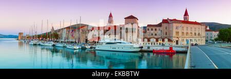 Il Trogir storico Stari Grad (Città Vecchia) di mura difensive e Harbour, Trogir, Dalmazia, Croazia, Europa Foto Stock