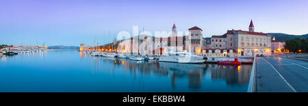 Il Trogir storico Stari Grad (Città Vecchia) di mura difensive e Harbour, Trogir, Dalmazia, Croazia, Europa Foto Stock