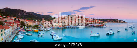 Vista in elevazione al di sopra della pittoresca cittadina portuale di Hvar accesa al crepuscolo, Hvar, Dalmazia, Croazia, Europa Foto Stock