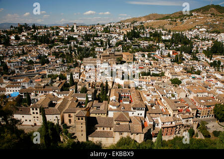 Vista su Granada dall'Alcazaba, Alhambra Palace, Granada, Andalusia, Spagna, Europa Foto Stock