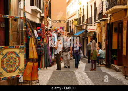 Calderia Nueva street nella Albayzin, foderato con stile Nord Africano negozi e case da tè, Granada, Andalusia, Spagna, Europa Foto Stock