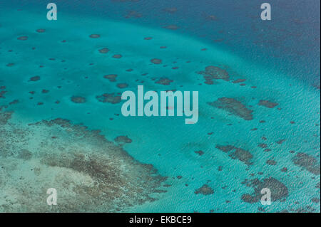 Fotografia aerea della barriera corallina formazioni della Grande Barriera Corallina, UNESCO, vicino a Cairns, North Queensland, Australia Pacific Foto Stock