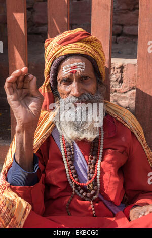 Un uomo santo in Durbar Square area di Kathmandu, Nepal, Asia Foto Stock