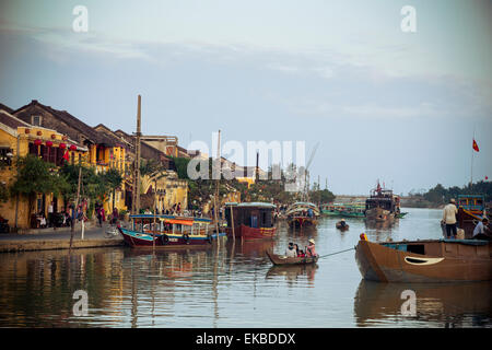 Imbarcazioni al fiume Thu Bon, Hoi An, Vietnam, Indocina, Asia sud-orientale, Asia Foto Stock