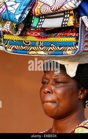 Venditore ambulante di vendita panni africana, a Lomé, Togo, Africa occidentale, Africa Foto Stock