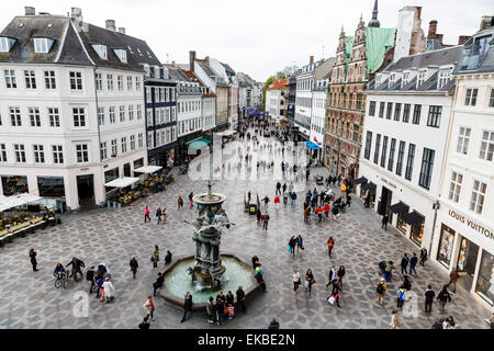 Strøget, la principale strada pedonale dello shopping, Copenhagen, Danimarca, in Scandinavia, Europa Foto Stock