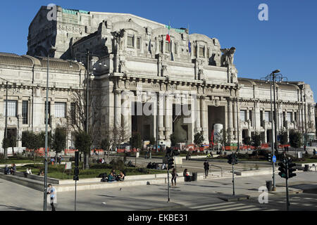 La facciata della stazione ferroviaria centrale di Milano (Milano Centrale), progettata da Ulisse Stacchini, Milano, Lombardia, Italia Foto Stock