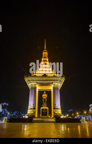 La fotografia notturna della statua di Norodom Sihanouk, Phnom Penh, Cambogia, Indocina, Asia sud-orientale, Asia Foto Stock