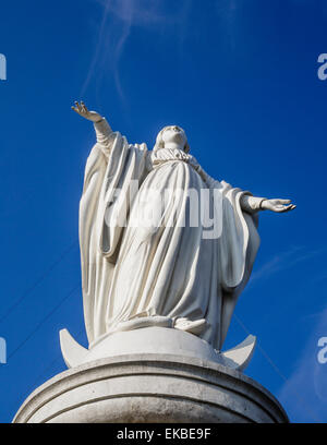 Vergine Maria statua a Cerro San Cristobal, Santiago del Cile, Sud America Foto Stock