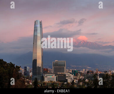 Vista sulla Gran Torre Santiago dal Cerro San Cristobal, Santiago del Cile, Sud America Foto Stock