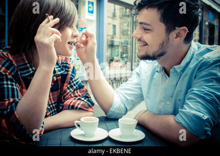 Coppia al bar con jack russell Foto Stock