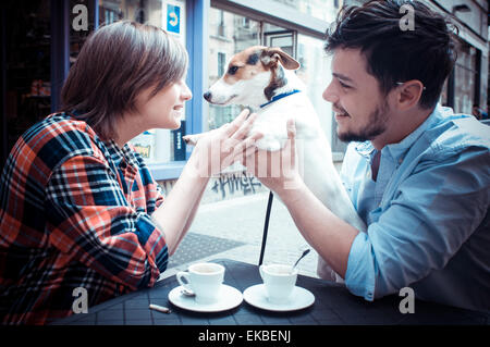 Coppia al bar con jack russell Foto Stock