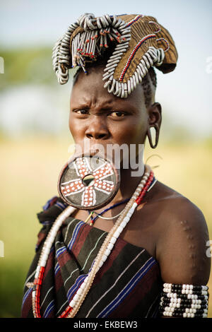 Ritratto di Ateri, tribù dei Mursi, Chamolo Village, Valle dell'Omo, Etiopia, Africa Foto Stock